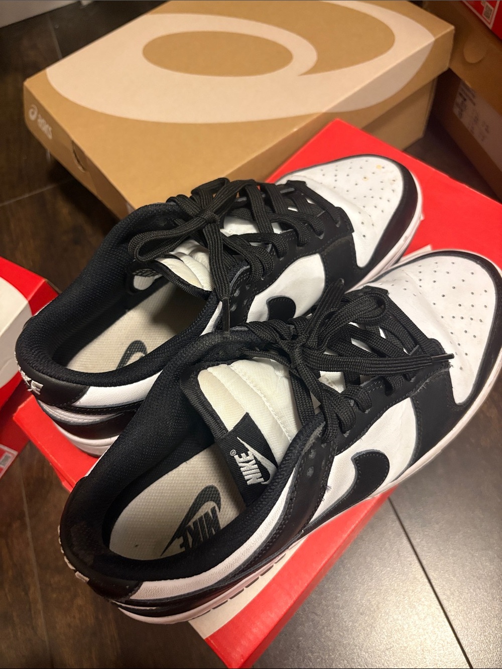 Nike Men’s Black and White Low-Top Sneakers